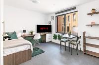 Modern City Studio w Desk and TV - B&B Sheffield