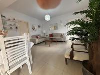 Modern 2BR Apartment 70m from Finikoudes beach - Ferienwohnung Larnaka