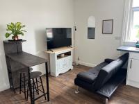 Cozy hotel-style city apartment with free parking - Chambres d’hôtes Emley