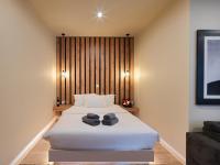 Habitación con cama extragrande y bañera de hidromasaje