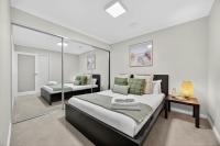 Modern 2BR Apartment in the Heart of Rockingham Close to Beach Shops & Naval Base - Chambres d'hôtes Rockingham