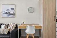 Modern 2BR Apartment in the Heart of Rockingham Close to Beach Shops & Naval Base - Chambres d'hôtes Rockingham