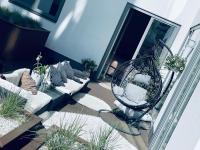 Premium 2 bedroom central home with ground floor terrace and a personal little cinema - Chambres d'hôtes Tallinn