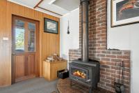 Bull Tavern Cabin Cozy Lakeside Escape in Miena Tasmania - Chambres d'hôtes Miena
