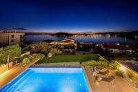 NEW, Luxury Villa for 8 with Heated Pool & Spectacular Sea Views - Chambres d'hôtes Ražanj