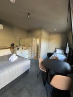 Twin room, 1 queen & 1 single bed