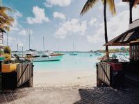 SEAS the DAY luxury seafront! - B&B Grand Baie