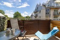 Modern Apartment with a Balcony in a Quiet Estate by Noclegi Renters - Bed and Breakfast Krakau