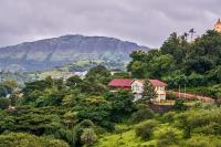 SaffronStays Aamelia by the Hills - 5BR pet-friendly villa with games room, waterfall & Anjaneri mountain views - Chambres d'hôtes Trimbak