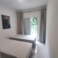 Apartamento novo a 350 m da praia das Toninhas em Ubatuba - 2 dormitórios sendo 1 suite, piscina, varanda gourmet com churrasqueira, ar condicionado, cozinha completa, garagem privativa - Chambres d'hôtes Ubatuba