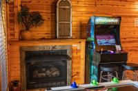 Riverside Cabin with Mountain View, Hot tub and Gameroom - B&B Sevierville