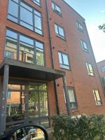 Lovely 1 bedroom top floor flat at Chocolate Quarter near city of Bath - Bed and Breakfast Keynsham