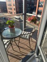 Lovely 1 bedroom top floor flat at Chocolate Quarter near city of Bath - Chambres d'hôtes Keynsham
