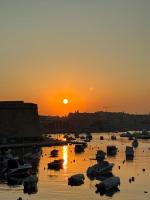 Front Row Malta - Valletta Views, Sunsets & Grand Harbour Living I 3-Bedroom House - B&B Kalkara