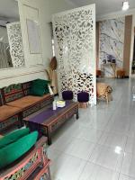 Taman Salak Homestay -5BR Entire House - Chambres d’hôtes Madiun