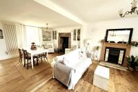 Open plan country cottage with wood burner near beaches - B&B Pool