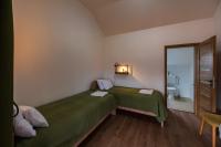 Tweepersoonskamer met 2 Aparte Bedden en Eigen Badkamer