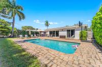 Heated Pool Walk to Beach & Dining Sleeps 10 - Bed and Breakfast Fort Lauderdale