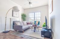 Boulevard Stays 1BR King Suite Pool Gym & Parking 01 - Ferienwohnung Irving