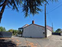 La longère du Moulin, logement T2 indépendant tout équipé avec cuisine, parking individuel avec portail, salon de jardin, belle grande chambre - B&B Basse-Goulaine