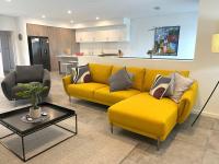 2 Chic Stylish Modern Family On Charles - B&B Perth