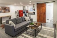 Relax & Enjoy This Spacious Gem In Easy Location - Bed and Breakfast Vancouver
