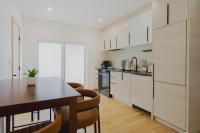 Lux 3BD Minutes Walk to Airport - Ferienwohnung Boston