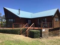 Mountain Bay Log Home - Bed and Breakfast Goughs Bay