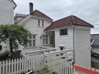 Nydelig hus med privat hage og fantastisk utsikt over Fisketorget, Bryggen og Bergen sentrum - B&B Bergen
