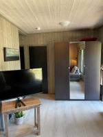 Peaceful lakefront cabin - Ferienwohnung Tjaldal