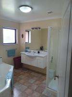 Spacious on Sarita - B&B Cromwell