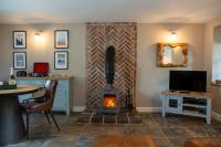 Rustic Couples Retreat I Hot Tub I Private Estate - B&B Holyhead