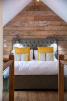 Rustic Couples Retreat I Hot Tub I Private Estate - B&B Holyhead
