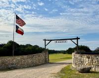 Private cabin on 100 scenic acres with balcony views - B&B Pipe Creek