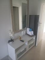 Habitación con cama extragrande.
