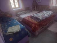 Dreibettzimmer mit Dusche