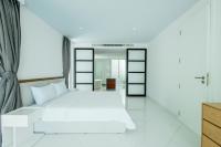 Three-Bedroom Apartment with Lake View