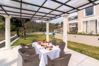 SaffronStays Sukh Saklana Haveli - Royal European-style villa with pool, pahadi food & Doon Valley views near Rishikesh - B&B Dehradun