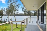 The Lake House - lakeside retreat w. pool & views - Bed and Breakfast Burrill Lake