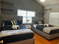Large home king bed by Dream Vacation unit BH - Bed and Breakfast Fort Lauderdale