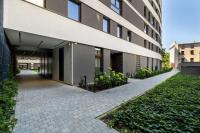 Cosy Apartment in Cracow with Parking, Desk and Balcony by Noclegi Renters - Chambres d'hôtes Cracovie