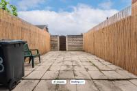 2-Bedroom Contractor Stay with Fully Equipped Kitchen, Wi-Fi & Parking - Chambres d’hôtes Leigh