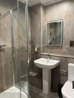 Tweepersoonskamer met 2 Aparte Bedden en Eigen Badkamer