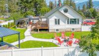 Backyard Oasis Hot Tub, BBQ, Outdoor Bar - B&B Invermere