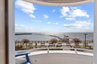 Bayfront Boardwalk Condo w Sunrise Views - Chambres d'hôtes North Beach