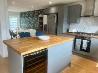 Stylish riverside Hampton Court townhouse with garden - Bed and Breakfast West Molesey