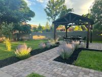 Sedona Uptown Gem!Large yard w grass and shade trees! Perfect for Easter Egg Hunts! Views!! NEW! BARREL SAUNA!!! Close to trails, walk to Uptown Sedona, restaurants and shopping - Ferienwohnung Sedona