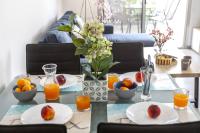 Airbnsea City Centre Side Sea View Apartments - Chambres d’hôtes Larnaca