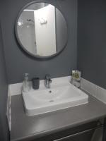 Zimmer mit Kingsize-Bett