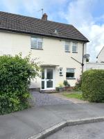 House number 8 sleeps up to 6 People with Smart TVs in Every Room - B&B
